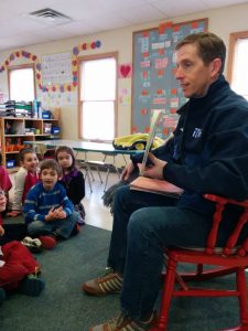 WJAR10's Mark Searles reads to the children.